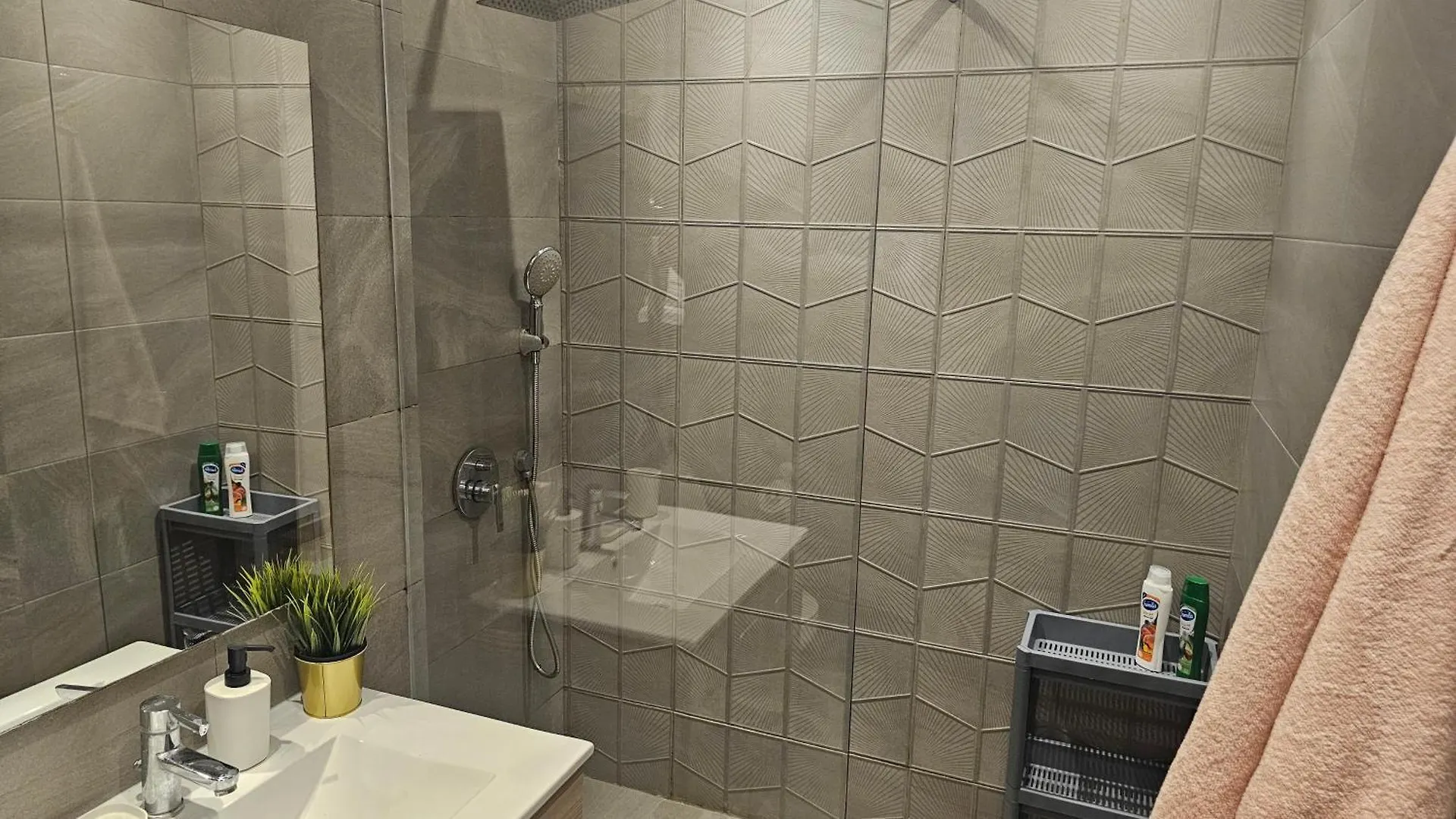 Modern 2Br, 2Ba Apartment With Sunny Balcony & Walk-In Closet, Premium Stay In Maarif Morocco