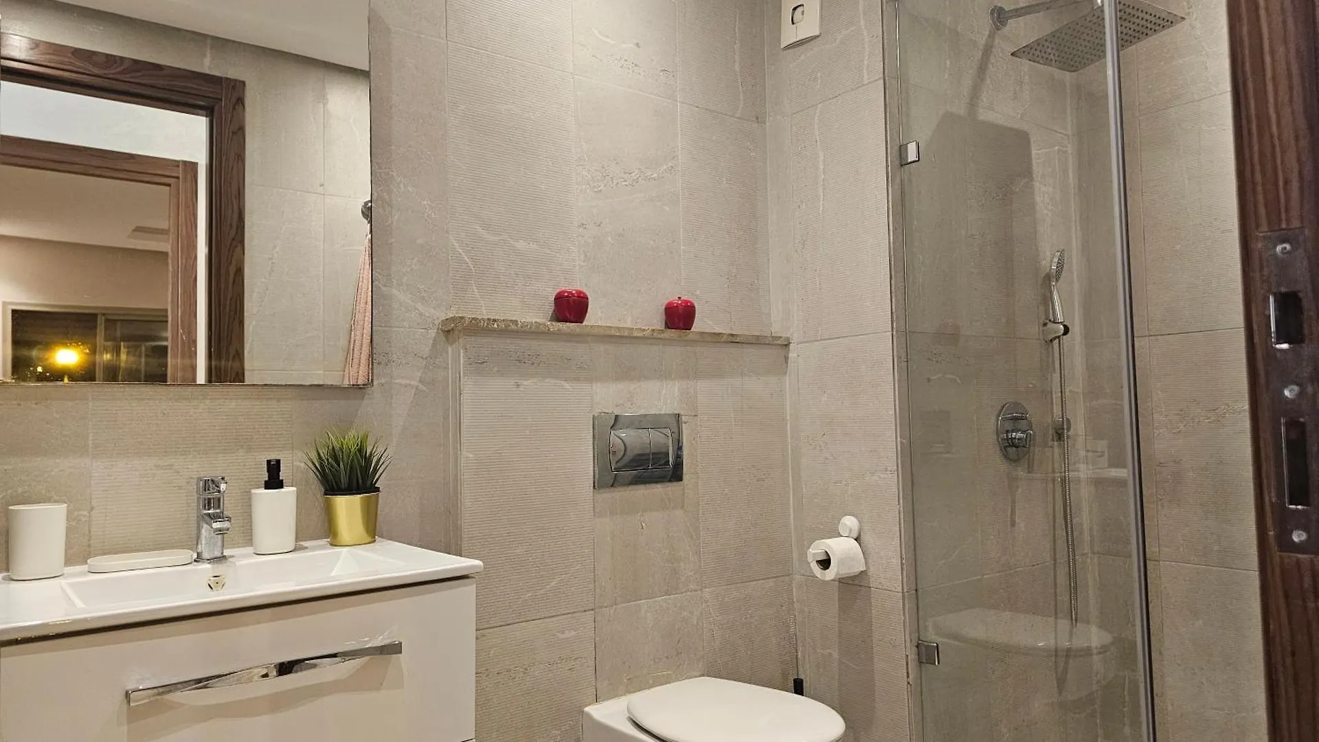 Apartment Sweet Home 2 Bedroom, 2 Bath With Dressing Room & Balcony, Casablanca