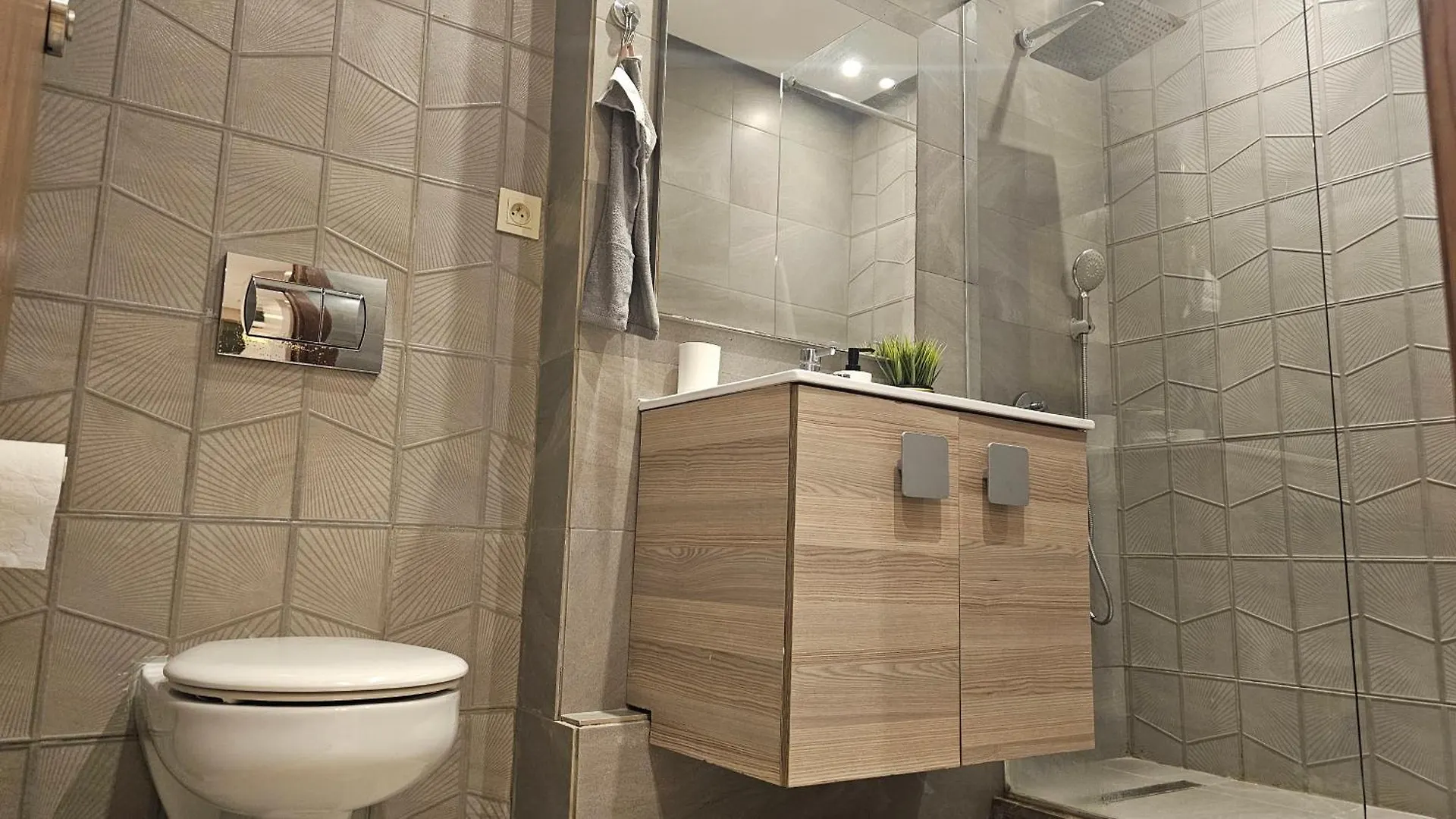 Sweet Home 2 Bedroom, 2 Bath With Dressing Room & Balcony, Casablanca Apartment
