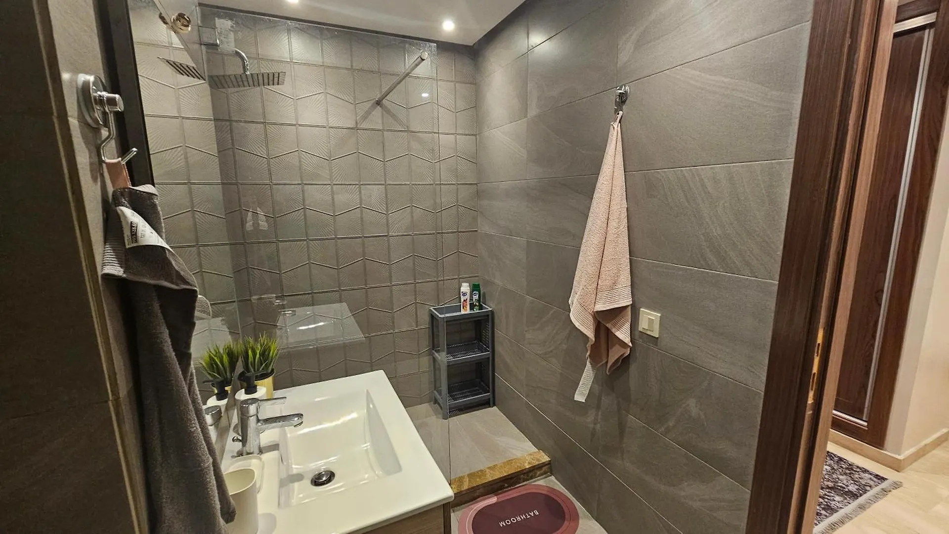 Sweet Home 2 Bedroom, 2 Bath With Dressing Room & Balcony, Casablanca 0*,  Morocco