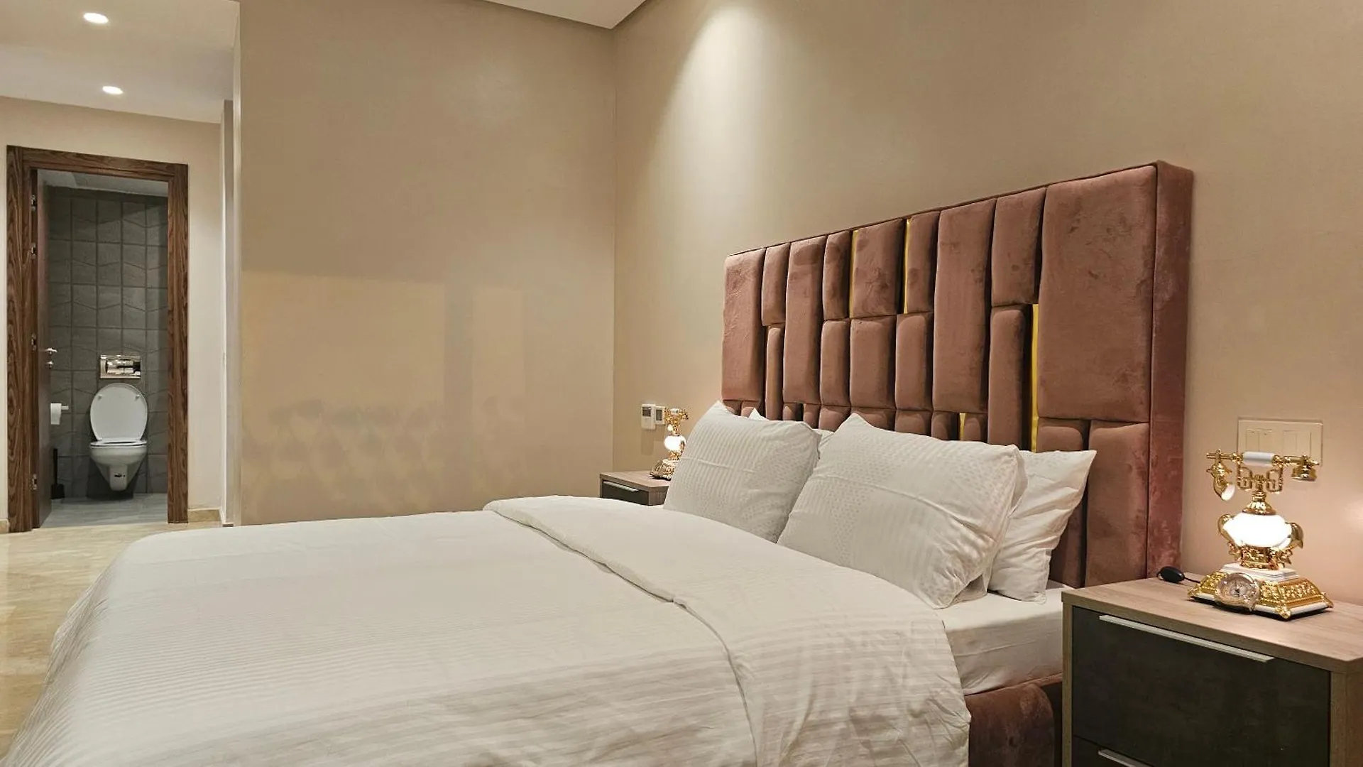 Sweet Home 2 Bedroom, 2 Bath With Dressing Room & Balcony, Casablanca Apartment